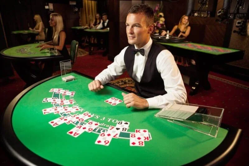 Meja kasino live dengan tampilan dealer dan kartu